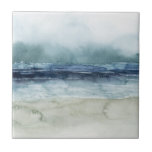 Carreau Mariner's Mist - Rive<br><div class="desc">Mariner's Mist I par Grace Popp. Il présente un littoral aux teintes et aux tons bleus biscornus et un ciel brumeux.</div>