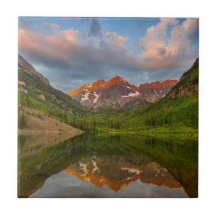 Carreau Maroon Bells se reflètent dans le lac Maroon calme