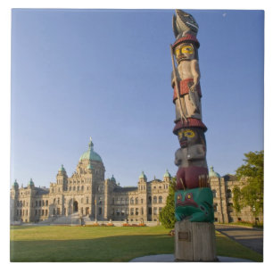Carreau Mât totem sur l'édifice du Parlement à