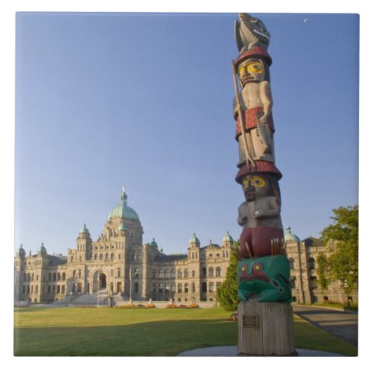 Carreau Mât totem sur l'édifice du Parlement à (Devant)