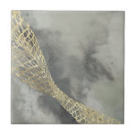Carreau Matrice cloud<br><div class="desc">Cloud Matrix II par Jennifer Goldberger. Dispose d'une forme dorée, en forme de maillage, contre un arrière - plan gris de type nuage contrasté.</div>