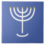 Carreau Menorah Blanc Or bleu<br><div class="desc">Menorah carrelage bleu or blanc. Personnalisez en ajoutant votre propre nom. Pour faire cela votre propre design "Cliquez pour Customiser plus loin" ... ou "Transférer ce design" pour imprimer la même conception sur un autre produit. D'où vient la Menorah ? Il vient de la Bible, dans le livre de l'Exode,...</div>