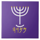 Carreau Menorah blanc violet<br><div class="desc">Menorah blanc tuile violet. Personnalisez en ajoutant votre propre nom. Pour faire cela votre propre design "Cliquez pour Customiser plus loin" ... ou "Transférer ce design" pour imprimer la même conception sur un autre produit. D'où vient la Menorah ? Il vient de la Bible, dans le livre de l'Exode, chapitre...</div>