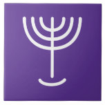 Carreau Menorah blanc violet<br><div class="desc">Menorah blanc tuile violet. Personnalisez en ajoutant votre propre nom. Pour faire cela votre propre design "Cliquez pour Customiser plus loin" ... ou "Transférer ce design" pour imprimer la même conception sur un autre produit. D'où vient la Menorah ? Il vient de la Bible, dans le livre de l'Exode, chapitre...</div>