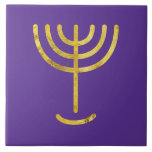 Carreau Menorah Gold Look violet<br><div class="desc">Menorah or-look. Personnalisez en ajoutant votre propre nom. Pour faire cela votre propre design "Cliquez pour Customiser plus loin" ... ou "Transférer ce design" pour imprimer la même conception sur un autre produit. D'où vient la Menorah ? Il vient de la Bible, dans le livre de l'Exode, chapitre 25 verset...</div>