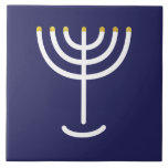 Carreau Ménorah White Gold Navy<br><div class="desc">Menorah carrelage bleu or blanc. Personnalisez en ajoutant votre propre nom. Pour faire cela votre propre design "Cliquez pour Customiser plus loin" ... ou "Transférer ce design" pour imprimer la même conception sur un autre produit. D'où vient la Menorah ? Il vient de la Bible, dans le livre de l'Exode,...</div>