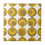 Carreau Milieu du siècle moderne Mustard Gold Retro Geo Mo<br><div class="desc">Design d'inspiration moderne du milieu du siècle avec un motif sans couture de cercles de moutarde dorée rétro sur un arrière - plan blanc. Design moderne simple et propre. Créez votre propre motif personnalisé en téléchargeant une nouvelle image, ou utilisez le bouton "contacter ce concepteur" pour obtenir de l'aide. Pour...</div>