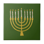 Carreau Minorah Festive Hanoukka bougies Élégant vert<br><div class="desc">Faux bougies menorah en feuille d'or pour votre fête Hanoukka. Illustration de la menorah lunaire avec des étoiles blanches recouvertes de bougies célestes sur un socle de bougies menorah en faux or. Minorah minimaliste élégante étoile Hanoukka illustrée cadeaux de design et produits en papier.</div>