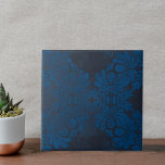 Carreau Modèle vintage symétrique bleu foncé<br><div class="desc">Ce magnifique carrelage en céramique présente un étonnant motif floral bleu sur un arrière - plan bleu foncé. Le design symétrique est composé de grandes fleurs et de feuilles, dans une teinte bleue plus claire, créant un contraste saisissant avec l'arrière - plan bleu foncé texturé. Qu'il s'agisse d'une pièce décorative...</div>