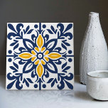 Carreau Moderne Azulejo Bleu Jaune Portugais Lisbonne<br><div class="desc">Indigo Azulejo Bleu Portugais Lisbonne carreaux décoratifs en céramique sont un complément magnifique et unique à toute maison. Un produit de haute qualité avec une esthétique intemporelle. La couleur bleue du carrelage est inspirée du bleu indigo des célèbres azulejos de Lisbonne, ajoutant une touche d'histoire et de culture à votre...</div>