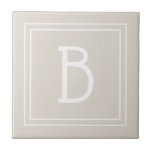 Carreau Moderne modèle d'initiale monogramme Tan Brown<br><div class="desc">Le design présente un initiale monogramme personnalisé moderne et élégant dans un cadre double simple et minimaliste chic en marron et blanc. Personnalisez facilement avec un modèle facile à utiliser pour le rendre vôtre ! Contactez-moi à beachpausedesigns@gmail.com si vous avez besoin d'aide ou si vous avez des questions sur ce...</div>