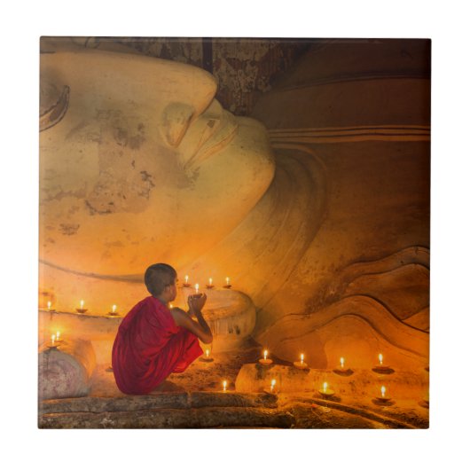 Carreau Moine priant près d'un Bouddha (Devant)