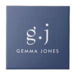 Carreau Monogramme Classic Élégant Minimal Dusty Bleu Blan<br><div class="desc">Un carrelage en céramique bleu poussiéreux pour la maison ou le travail, avec un monogramme moderne épuré simple et minimaliste avec des initiales de typographie en serif coque bas. Une marque de ponctuation (point) divise la première et la dernière initiale comme un élément de conception simple qui définit ce style...</div>