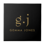 Carreau Monogramme Classic Élégant Minimal Gold Noir<br><div class="desc">Un monogramme d'or minimaliste moderne sur tuile en céramique noire, avec un monogramme moderne simple et épuré et minimaliste avec des initiales de typographie en serif coque. Une marque de ponctuation (point) divise la première et la dernière initiale comme un élément de conception simple qui définit ce style de typographie...</div>