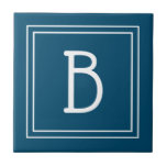 Carreau Monogramme côtier tropical bleu océan et blanc<br><div class="desc">Moderne et élégant monogramme personnalisé ajouté à un carreau décoratif chic simple mis à jour dans un bleu océan et blanc côtier tropical. Idée cadeau géniale ! Personnalisez facilement avec l'outil de conception pour le rendre unique ! Contactez-moi à beachpausedesigns@gmail.com si vous avez besoin d'aide ou avez des questions sur...</div>