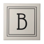 Carreau Monogramme de ferme moderne en tan et noir initial<br><div class="desc">Monogramme personnalisé moderne et stylé ajouté à un carreau décoratif chic simple mis à jour en tan et noir. Idée de cadeau géniale ! Personnalisez facilement avec l'outil de conception pour le rendre unique ! Contactez-moi à beachpausedesigns@gmail.com si vous avez besoin d'aide ou avez des questions sur ce design ou...</div>