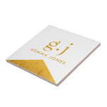 Carreau Monogramme Elegant Gold Faux Foil Blanc<br><div class="desc">Un élégant carrelage en céramique dorée et blanche pour la maison ou le travail, avec un simple monogramme en or minimaliste moderne et propre avec des initiales de typographie en serif coque bas, et un faux triangle en feuille d'or accent sur le blanc. Une marque de ponctuation (point) divise la...</div>