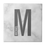 Carreau Monogramme et nom personnalisés modernes<br><div class="desc">Design Monogram moderne avec lettre monogramme personnalisée "M" et nom dans le style de police sans serif moderne en gras. Remarque : Les détails du marbre sont simulés dans l'oeuvre. Il n'y aura pas de marbre sur ce produit.</div>