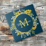Carreau Monogramme Eucalyptus bleu tournesol<br><div class="desc">Des images de tournesol en or brillant perché s'associent à des feuilles d'eucalyptus bleu cool pour former un joli cadre circulaire sur cette tuile en céramique. Votre monogramme est en or au centre,  avec votre nom écrit en gris argenté dessus. Lumineux,  coloré et unique !</div>