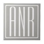 Carreau Monogramme initial | Blanc sur gris clair<br><div class="desc">Classy,  bold et moderne.</div>