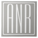 Carreau Monogramme initial | Blanc sur gris clair<br><div class="desc">Classy, bold et moderne.</div>