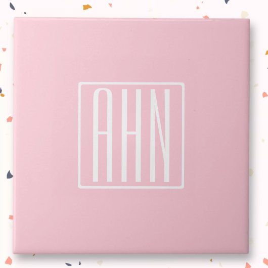 Carreau Monogramme initial | Blanc sur rose clair