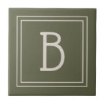 Carreau Monogramme Moderne Initiale Vert Mousse & Blanc Ca<br><div class="desc">Moderne & Élégant monogramme personnalisé ajouté à un style simple chic décoratif sur carreau en vert mousse et blanc cassé. Idée cadeau géniale ! Personnalisez facilement avec notre outil de conception pour le rendre unique ! Contactez-moi à beachpausedesigns@gmail.com si vous avez besoin d'aide ou avez des questions sur ce design...</div>
