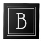 Carreau Monogramme Moderne Noir & Blanc Initial Simple<br><div class="desc">Moderne & Élégant monogramme personnalisé ajouté à la décoration chic simple mise à jour de la tuile décorative en véritable noir et blanc. Idée cadeau géniale ! Personnalisez facilement avec l'outil de conception pour le rendre unique ! Contactez-moi à beachpausedesigns@gmail.com si vous avez besoin d'aide ou avez des questions sur...</div>