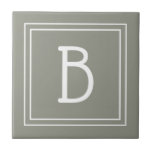 Carreau Monogramme moderne Sage initial Vert Blanc Simple<br><div class="desc">Monogramme personnalisé moderne & élégant ajouté à la décoration chic simple modernisé design dans le vert et blanc sage tendance. Super idée cadeau ! Customisez facilement avec l'outil de design pour en faire votre propre ! Contactez-moi à l'adresse beachpausedesigns@gmail.com si vous avez besoin d'aide ou si vous avez des questions...</div>