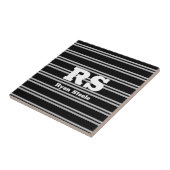 Carreau Monogramme & nom blanc gras, lignes gris clair sur (Côté)