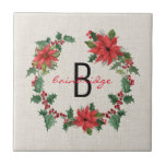 Carreau Monogramme Rustique Poinsettia & Wreath Holly<br><div class="desc">Une couronne festive, poinsettia et sainte de Noël entoure l'initiale et le nom sur ce carrelage rustique. Vous pouvez facilement personnaliser votre tuile à l'aide de l'outil de design facile à utiliser de Zazzle. L'Arrière - plan est un simple burlap naturel. Fait un cadeau très réfléchi. Partie d'une collection.</div>