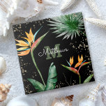 Carreau Monogramme Tropical Palm Foliage Script Or Noir<br><div class="desc">Apportez un peu d'élégante hospitalité tropicale à votre maison toute l'année lorsque vous utilisez ce chic et moderne carrelage monogramme en céramique. D'étonnants oiseaux d'aquarelle tropicaux, sophistiqués, colorés, de fleurs de paradis, de parties scintillant faux or, et de script de calligraphie personnalisée avec un original monogramme audacieux, superposent un arrière...</div>