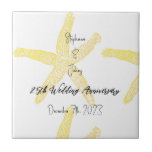 Carreau Monogrammes du 25e anniversaire du Mariage de la l<br><div class="desc">Imprimé avec une belle image de motifs d'étoiles de mer en jaune blanc arrière - plan avec nom personnalisé,  modèle date,  il est parfait pour les cadeaux d'anniversaire mariage ou la plage thème de la décoration de maison et de maison de plage décorations.</div>