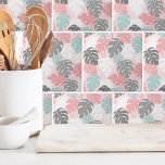 Carreau Monstera moderne Feuille Motif Tropical<br><div class="desc">Ce motif moderne en feuille de monstère, agrémenté de roses apaisantes, turquoise (presque un vert de mer), blanc et gris, invitations un sentiment de tranquillité et d'élégance contemporaine. Ce motif est un complément élégant et polyvalent à votre vie. Que vous souhaitiez utiliser ce carrelage comme petit dessous de verre ou...</div>