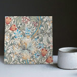 Carreau Morris Golden Lily Art Nouveau motif floral<br><div class="desc">William Morris Lily Design Motif. William Morris était un designer textile anglais, artiste, écrivain et socialiste associé à la Fraternité pré-Raphaélite et au British Arts and Crafts Movement. Il a fondé une entreprise de design en partenariat avec l'artiste Edward Burne-Jones et le poète et artiste Dante Gabriel Rossetti. Ce magnifique...</div>
