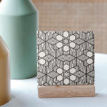 Carreau Mosaïque géométrique symétrique noire et blanche<br><div class="desc">Ce carrelage en céramique a un design géométrique époustouflant, à la fois détaillé et symétrique. Le style monochromatique intègre des lignes noires fortes qui tissent et se connectent pour former une succession de motifs captivants. Chaque élément de la conception comporte un motif distinct qui ajoute un attrait visuel. Les motifs...</div>