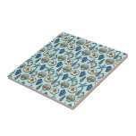Carreau Motif assez bleu de mer d'étoiles de mer de Shell<br><div class="desc">Ce joli, bleu et crème motif de coquillage et d'étoiles de mer crée des images de la plage et de l'été. Il y a cinq variétés de coquilles dans la conception et une étoile de mer. Perfectionnez pour nautique/plage/océan/décor côtier de thème. La couleur bleu-clair d'arrière - plan peut être customisée...</div>
