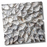 Carreau Motif Coastal Ocean Sea Shell<br><div class="desc">Belle tuile composée d'une starburst de minuscules coquillages ! Idéal pour les amateurs de plage, de sports nautiques ou de motif d'été. Que vous souhaitiez utiliser ce carrelage comme petit dessous de verre ou trivet pour boire un verre ou une assiette... ou que vous vouliez aller grand avec un fond...</div>