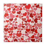 Carreau Motif de coeur rouge moderne<br><div class="desc">Super mignon et moderne petit imprimé avec des coeurs de toutes les couleurs de rouge. Parfait pour un imprimé mignon ou bien pour la Saint-Valentin !</div>