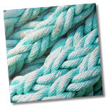 Carreau Motif de corde bleue marine côtière<br><div class="desc">Belle impression turquoise faite de corde de bateau en détresse (ou patinée)! Idéal pour les amateurs de plage, de sports nautiques ou de motif d'été. Que vous souhaitiez utiliser ce carrelage comme petit dessous de verre ou trivet pour boire un verre ou une assiette... ou que vous vouliez aller grand...</div>