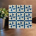 Carreau motif de courtepointe en Patchwork de 4,25 po bleu<br><div class="desc">Cet élégant carrelage en céramique bleu et blanc présente un motif en patchwork vintage de l'artisan américain Ira Blount. Ajoutez du charme rustique à votre cuisine, salle de bain, comptoir, rétroprojecteur ou autre espace carrelé. Fait aussi un grand trivet. Traditionnel avec des formes géométriques qui se sentent contemporaines, ce carrelage...</div>