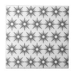 Carreau Motif de démarrage moderne Silver<br><div class="desc">La céramique moderne présente un motif de starbursts gris argenté sur un arrière - plan blanc. Design moderne simple et propre. Créez votre propre motif personnalisé en téléchargeant une nouvelle image, ou utilisez le bouton "contacter ce concepteur" pour obtenir de l'aide. Pour créer votre propre design à motifs : 1....</div>