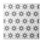 Carreau Motif de démarrage moderne Silver au milieu du siè<br><div class="desc">Design d'inspiration moderne du milieu du siècle avec motif vintage de starbursts rétro en argent sur un arrière - plan blanc. Design moderne simple et propre. Créez votre propre motif personnalisé en téléchargeant une nouvelle image, ou utilisez le bouton "message" pour contacter le concepteur pour obtenir de l'aide. Pour créer...</div>