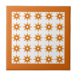 Carreau Motif de Starburst Orange moderne du milieu du siè<br><div class="desc">Design moderne du milieu du siècle avec motif vintage de starbursts orange rétro sur un arrière - plan blanc, encadré d'orange vif. Design moderne simple et propre. Créez votre propre motif personnalisé en téléchargeant une nouvelle image, ou utilisez le bouton "message" pour contacter le concepteur pour obtenir de l'aide. Pour...</div>