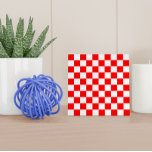 Carreau Motif de tableau croate rouge blanc moderne<br><div class="desc">Ce carrelage en céramique présente un motif croate populaire en damier rouge et blanc.</div>
