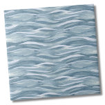Carreau Motif d'eau bleu<br><div class="desc">Cet imprimé d'eau bleu abstrait est parfait pour une maison de plage, une maison de piscine ou n'importe où vous voulez créer une petite ambiance nautique! Dispose de traits d'aquarelle dans une variété de nuances de bleu pour un motif d'eau subtil. Que vous souhaitiez utiliser ce carrelage comme petit dessous...</div>