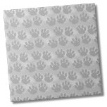 Carreau Motif Empreinte de patte simple<br><div class="desc">Motif d'Empreintes de pattes d'animaux gris-blanc mignon. Ce mignon petit poster de animal est idéal pour les amoureux des animaux de compagnie partout ou même pour un bureau vétérinaire, un toiletteur de chiens, ou un lavage de chien. Dispose d'un arrière - plan gris clair et d'empreintes de pattes gris foncé...</div>