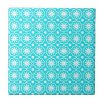 Carreau Motif floral géométrique moderne et bleu d'Aqua<br><div class="desc">Tuile de céramique à motifs floraux géométriques et géométriques d'un blanc bleu d'Aqua</div>
