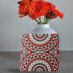 Carreau Motif géométrique en mosaïque noire rouge<br><div class="desc">Ce carrelage en céramique présente un design géométrique fascinant qui attire immédiatement l'oeil. Le design est symétrique, avec des formes complexes qui s'entrelacent et se répètent à travers la surface, créant un effet visuel harmonieux mais dynamique. Le carrelage utilise une palette de couleurs audacieuse et moderne, avec des accents rouges...</div>