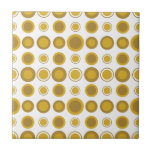 Carreau Motif géométrique en or de moutarde moderne du mil<br><div class="desc">Design d'inspiration moderne du milieu du siècle avec motif vintage de cercles de moutarde dorée rétro sur un arrière - plan blanc. Design moderne simple et propre. Créez votre propre motif personnalisé en téléchargeant une nouvelle image, ou utilisez le bouton "contacter ce concepteur" pour obtenir de l'aide. Pour créer votre...</div>
